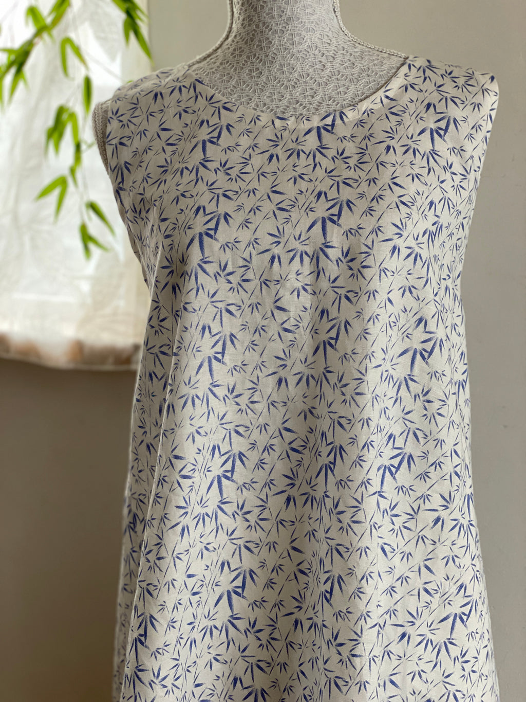 笹の葉模様りんどう色のエプロン