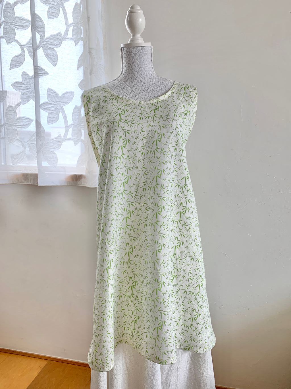 和柄リネン生地 笹の葉模様の萌黄色でエプロン